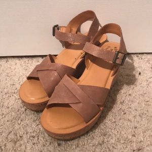 Kork ease tan leather wedges